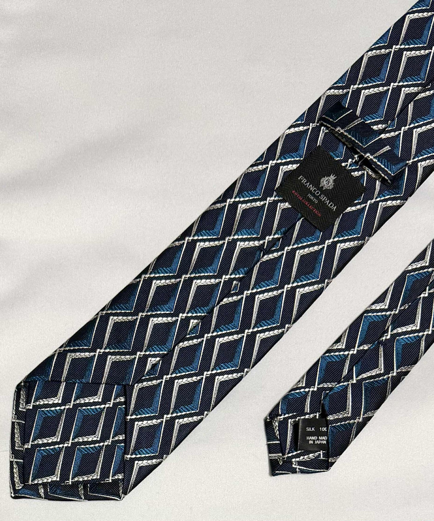 Franco Spada ( フランコスパダ )🆕コンテンポラリーブリティッシュダイヤモンドシェイプJQネクタイ：ネイビー×ブルー