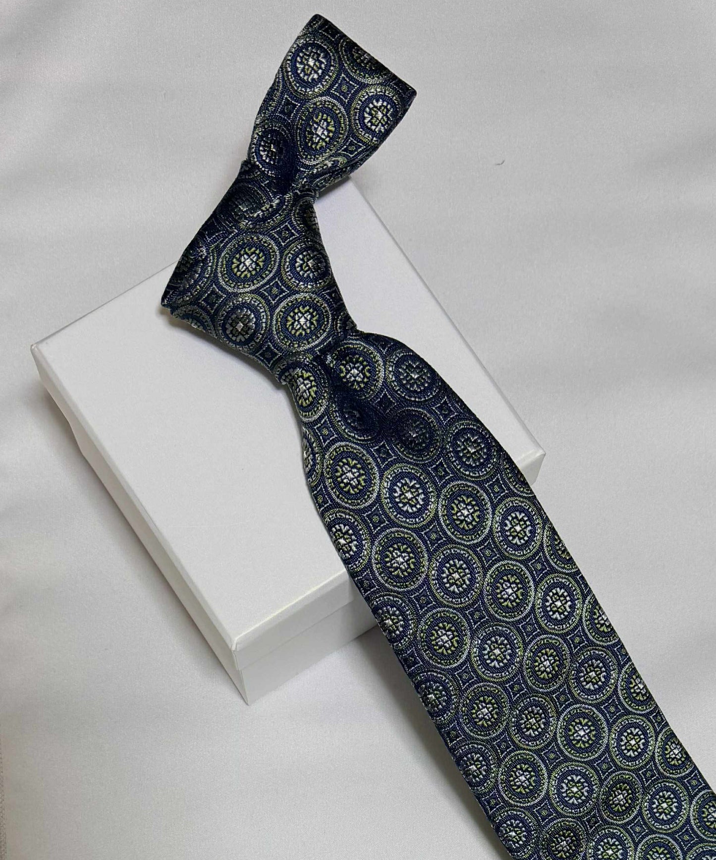 Franco Spada ( フランコスパダ )🆕コンテンポラリーブリティッシュメダリオンJQネクタイ②：ダークグリーン×カーキ