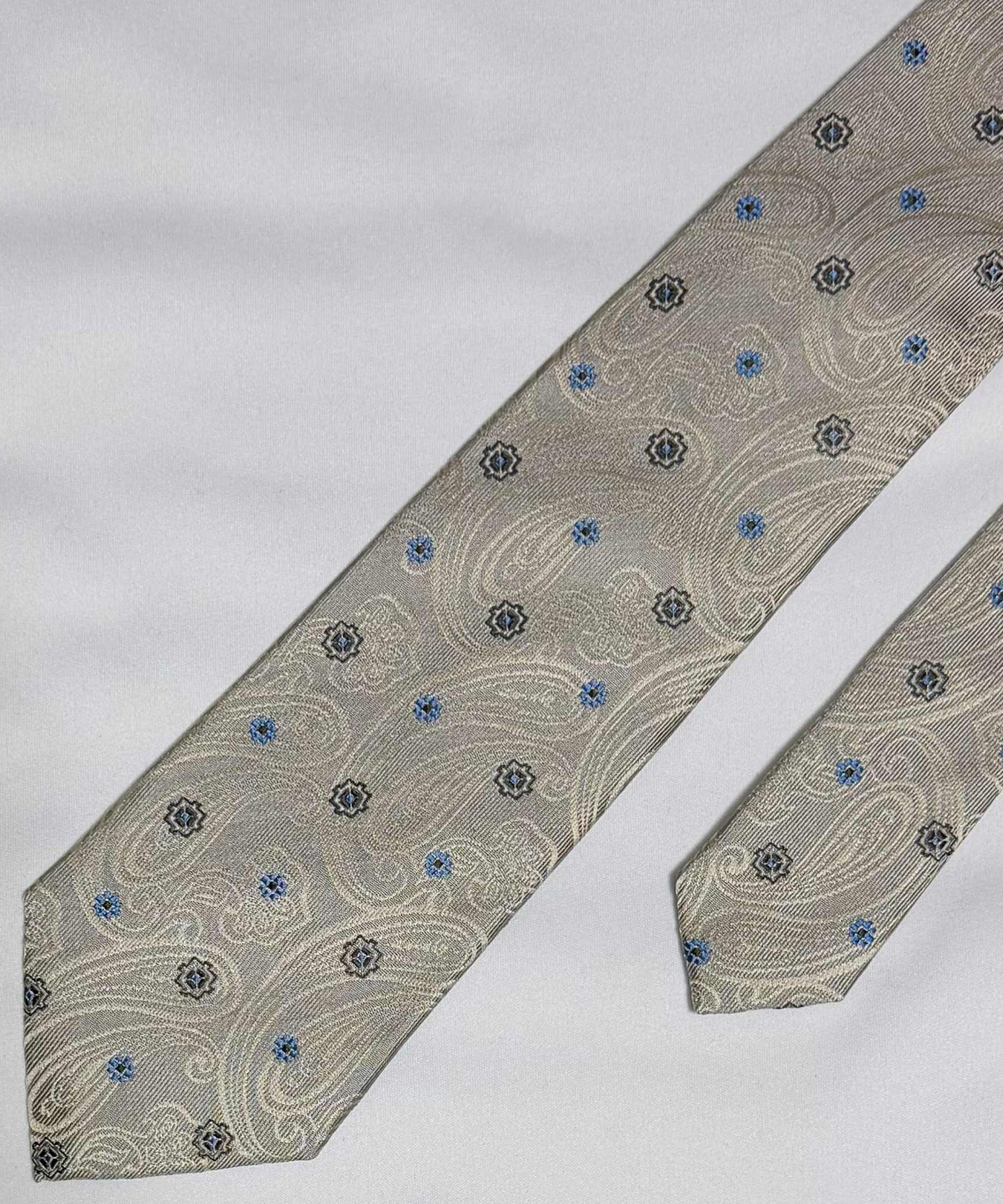 Franco Spada ( フランコスパダ )🆕コンテンポラリーブリティッシュメダリオンJQネクタイ：シャンパンベージュ×ブラック×ブルー