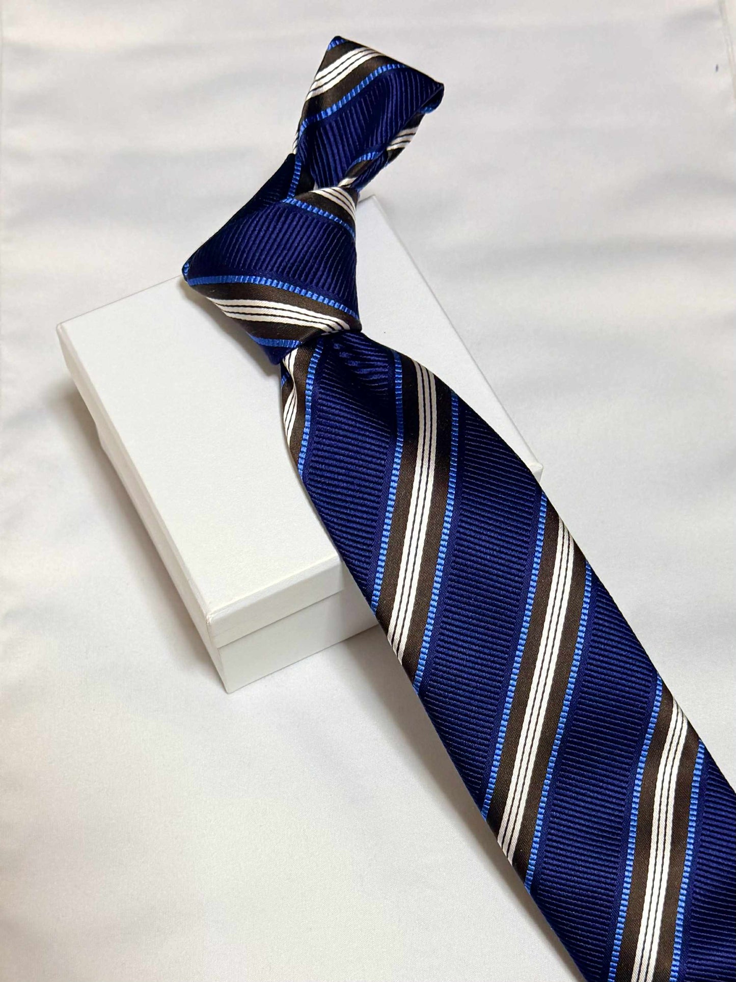 Franco Spada ( フランコスパダ )🆕コンテンポラリーブリティッシュレジメンタルストライプネクタイ：ネイビー×ブラウン×サックス