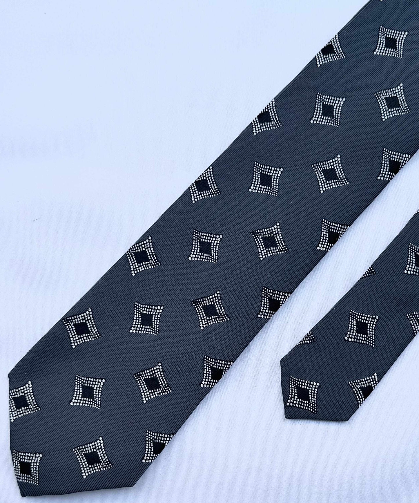 Franco Spada ( フランコスパダ )🆕コンテンポラリーブリティッシュジオメトリックJQネクタイ①：スチールグレー