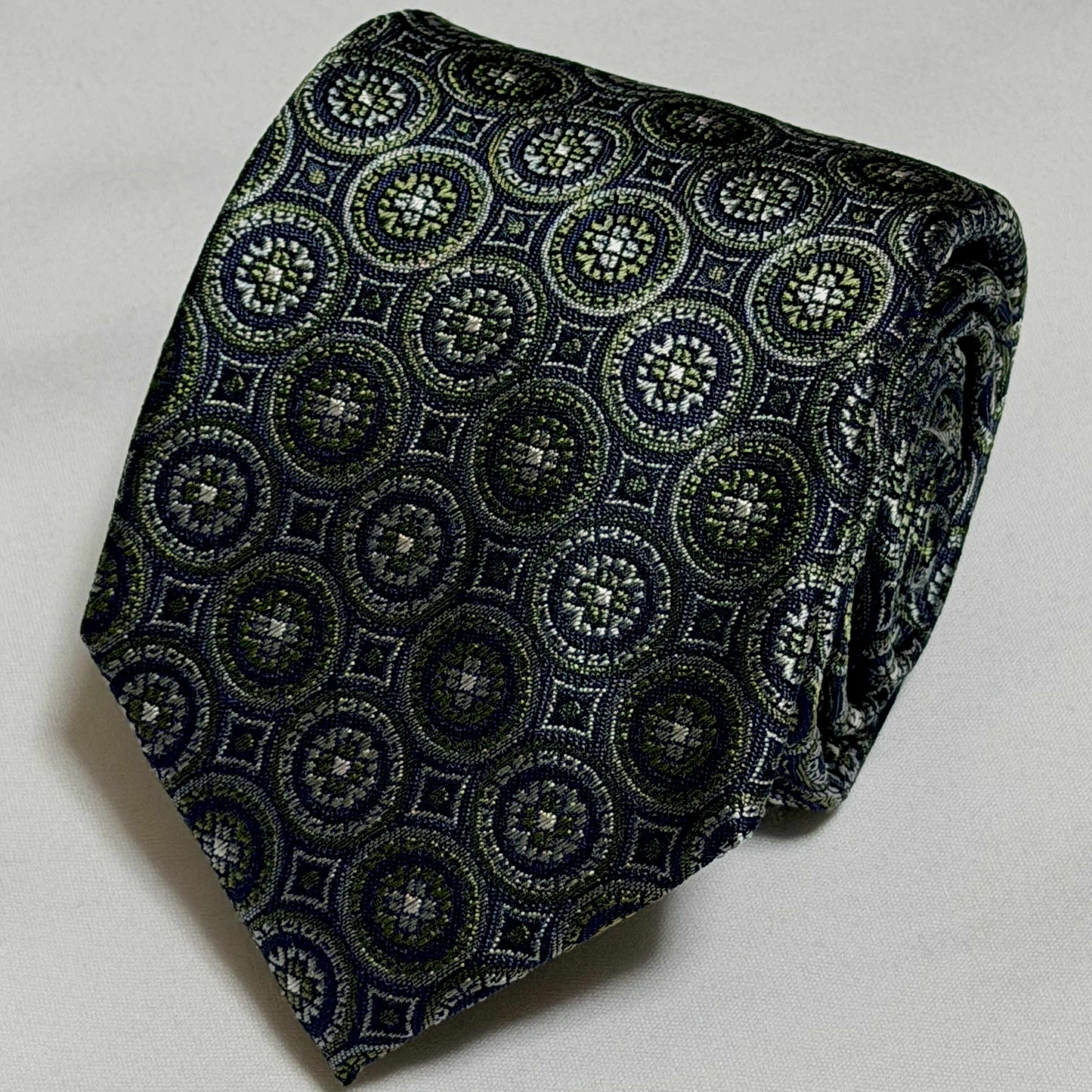 Franco Spada ( フランコスパダ )🆕コンテンポラリーブリティッシュメダリオンJQネクタイ②：ダークグリーン×カーキ