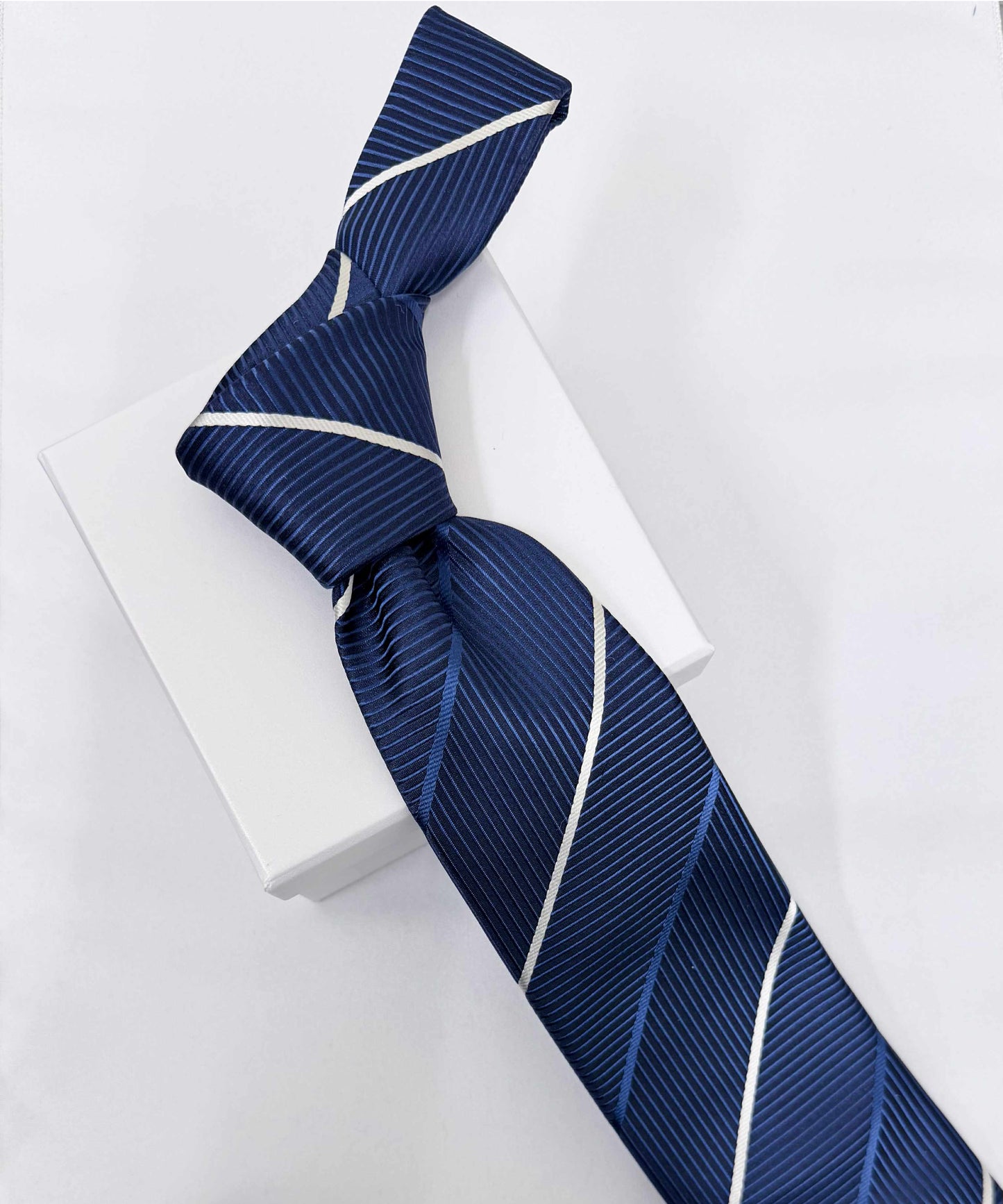 Franco Spada ( フランコスパダ )🆕コンテンポラリーブリティッシュチョークストライプネクタイ：ネイビー×ペッパーホワイト