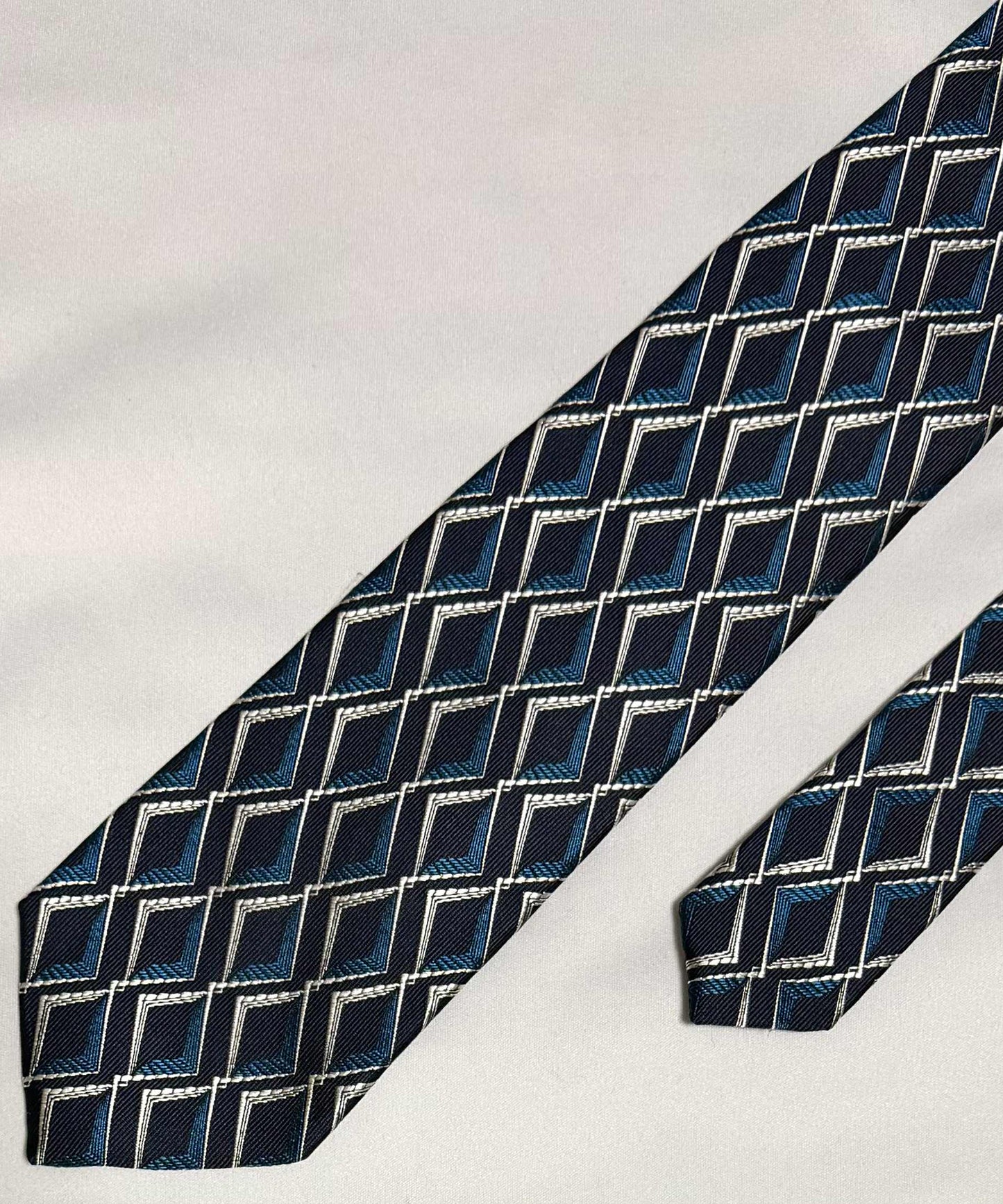 Franco Spada ( フランコスパダ )🆕コンテンポラリーブリティッシュダイヤモンドシェイプJQネクタイ：ネイビー×ブルー