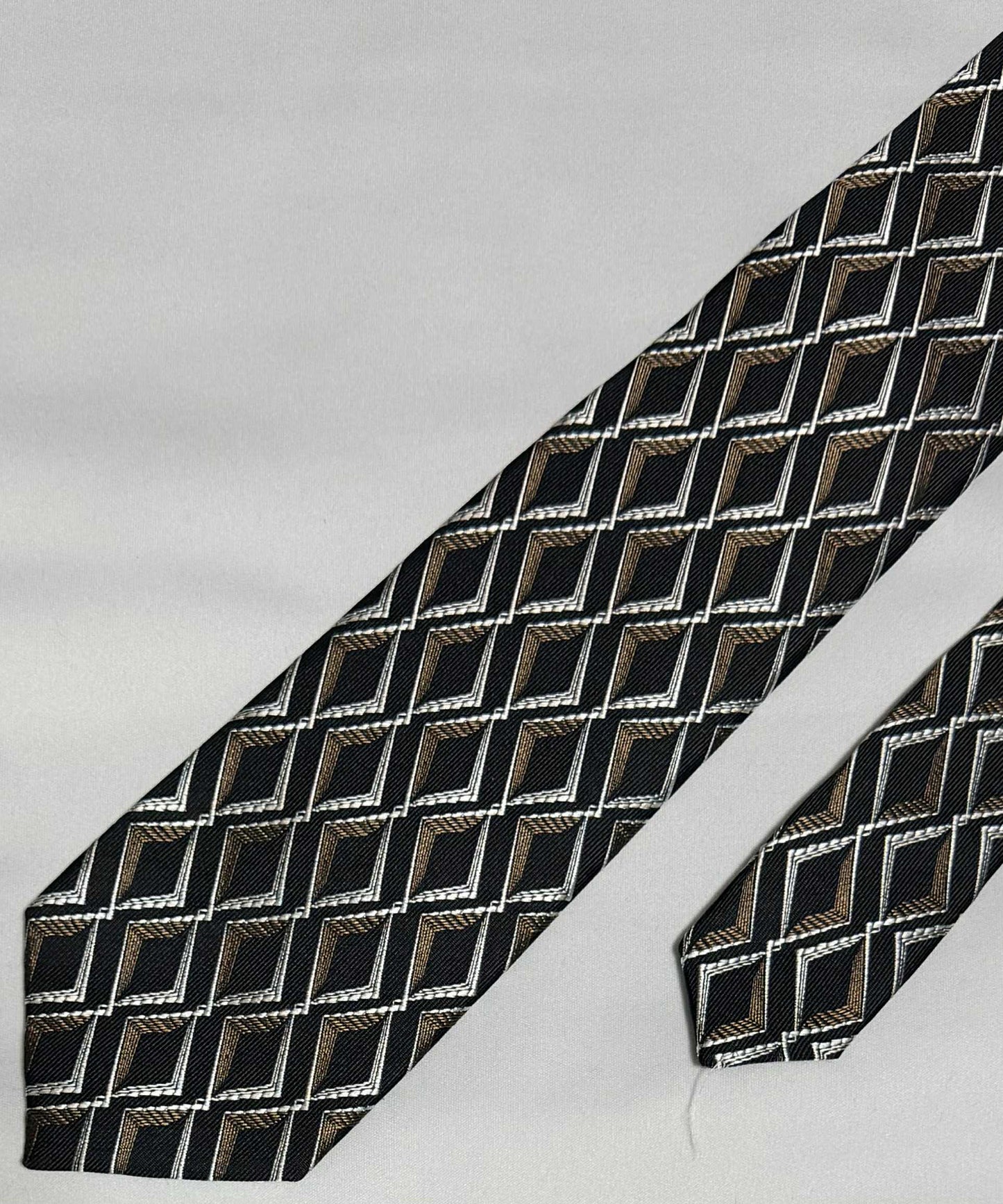 Franco Spada ( フランコスパダ )🆕コンテンポラリーブリティッシュダイヤモンドシェイプJQネクタイ：ブラック×ブラウン