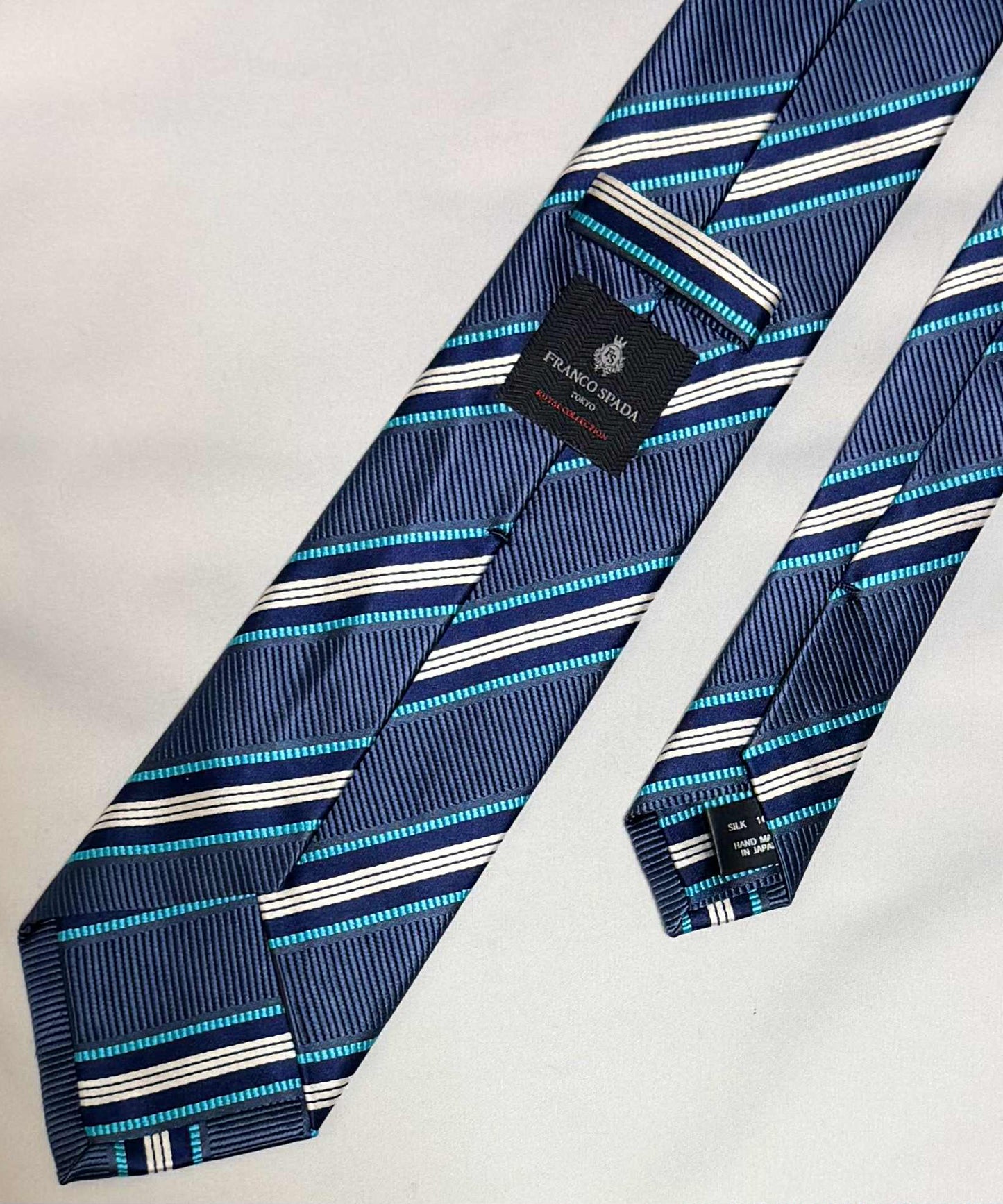 Franco Spada ( フランコスパダ )🆕コンテンポラリーブリティッシュレジメンタルストライプネクタイ：ブルーグレー×ネイビー×ターコイズ