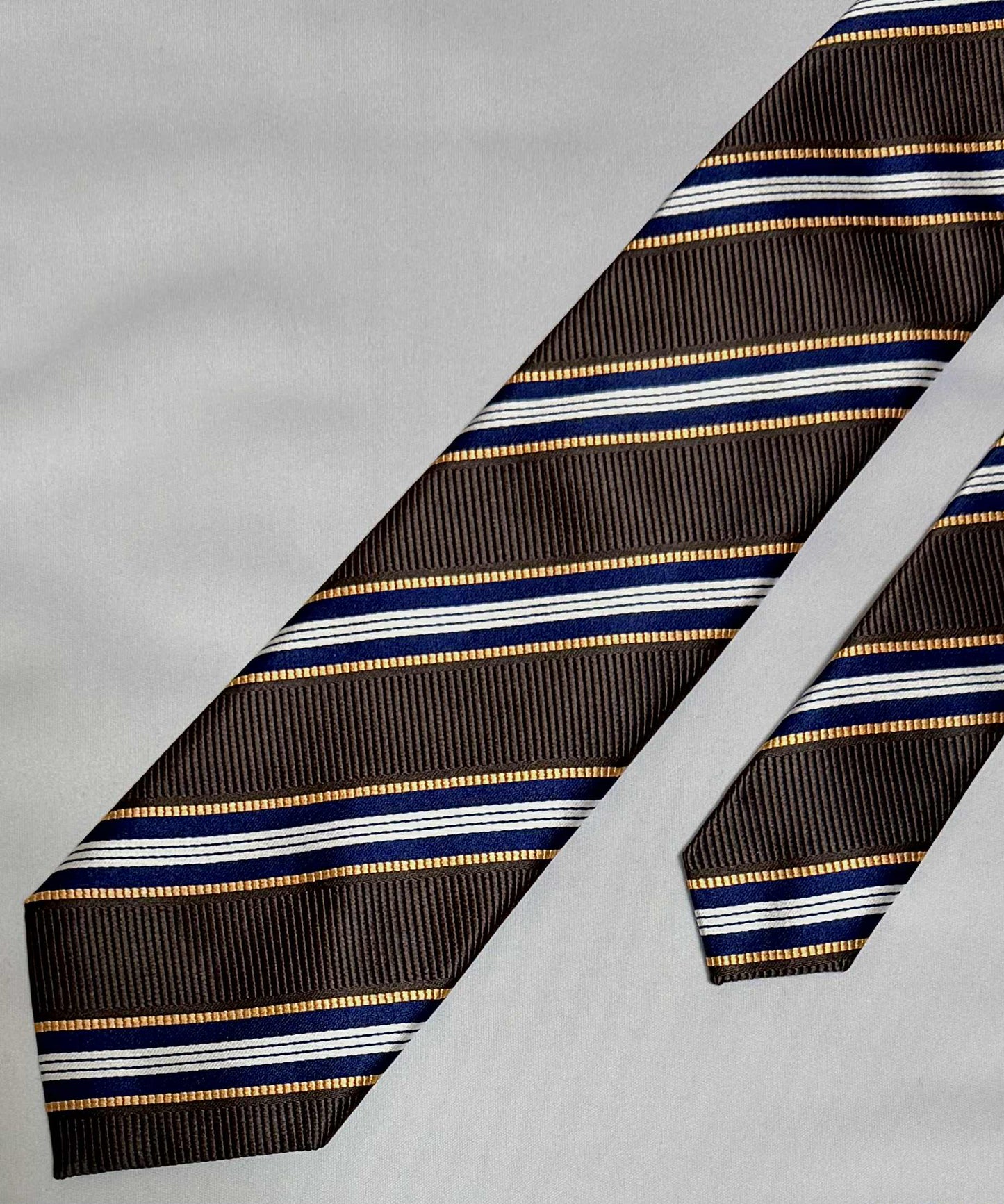 Franco Spada ( フランコスパダ )🆕コンテンポラリーブリティッシュレジメンタルストライプネクタイ：ブラウン×ネイビー×Lオレンジ