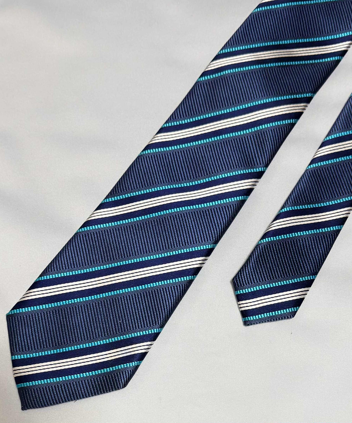 Franco Spada ( フランコスパダ )🆕コンテンポラリーブリティッシュレジメンタルストライプネクタイ：ブルーグレー×ネイビー×ターコイズ