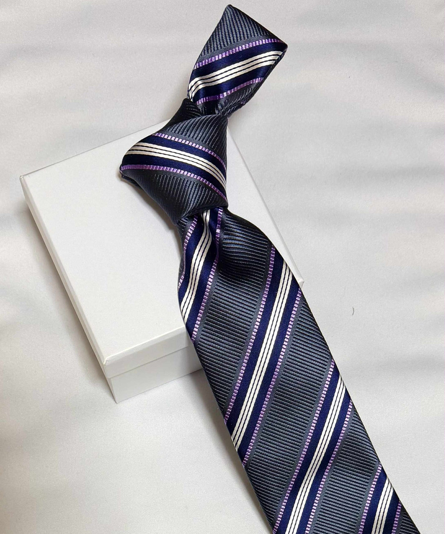 Franco Spada ( フランコスパダ )🆕コンテンポラリーブリティッシュレジメンタルストライプネクタイ：グレー×ネイビー×ラベンダー