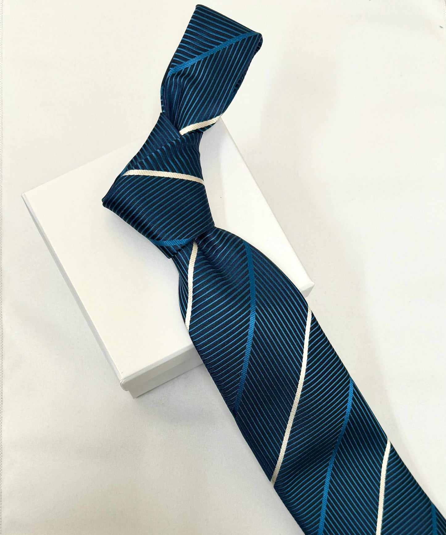 Franco Spada ( フランコスパダ )🆕コンテンポラリーブリティッシュチョークストライプネクタイ：ダークフォレストブルー×ペッパーホワイト