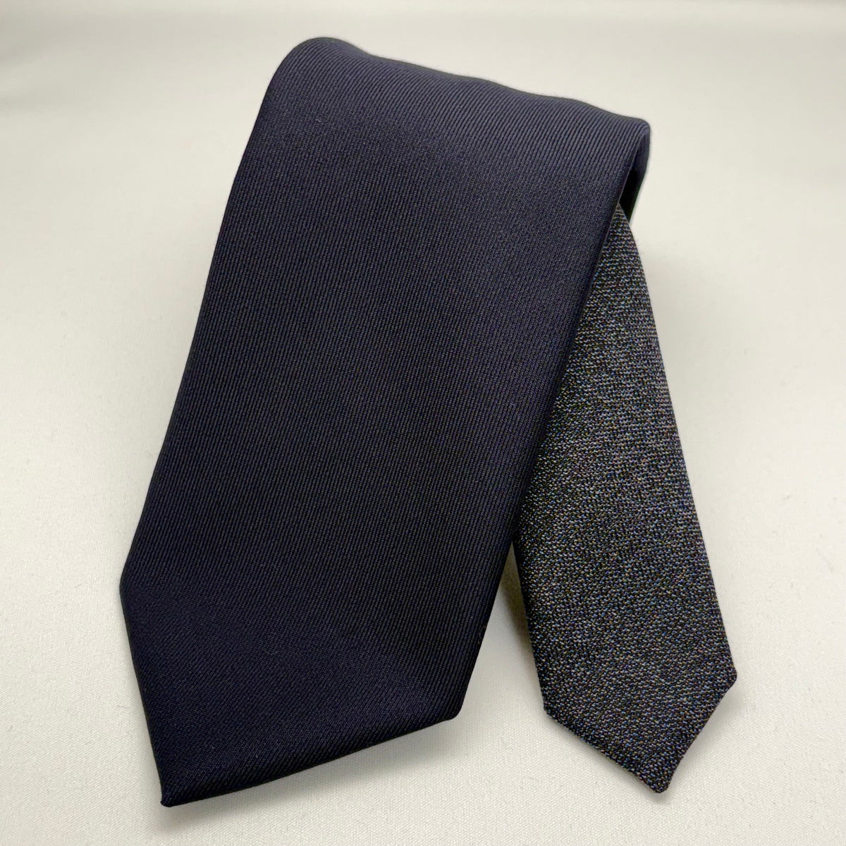 Franco Spada ( フランコスパダ )  Solid Wool ( 綾無地 )コンビネーションネクタイ Vitale Barberis Canonico ( ビダル バルべリス カノニコ )：大剣ネイビー×小剣グレー