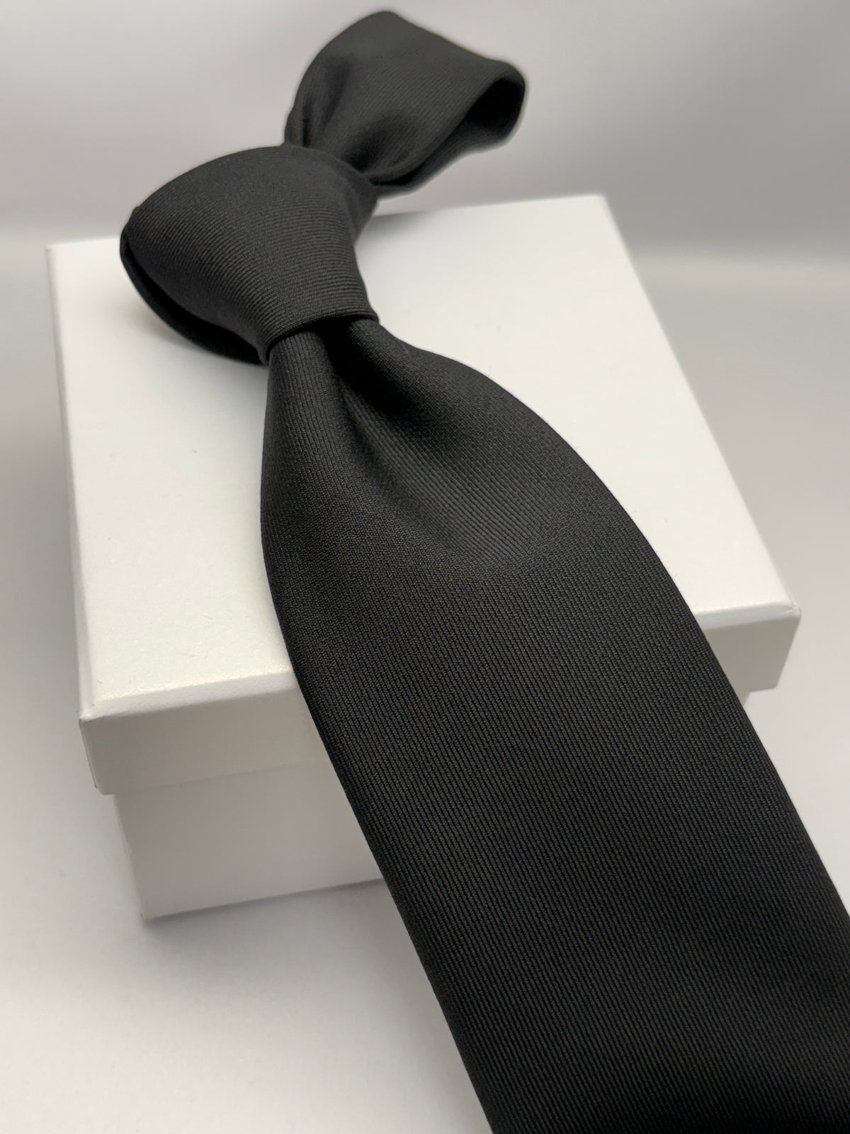 Franco Spada ( フランコスパダ )  Solid Wool ( 綾無地 )コンビネーションネクタイ Vitale Barberis Canonico ( ビダル バルべリス カノニコ )：大剣ブラック×小剣グレー
