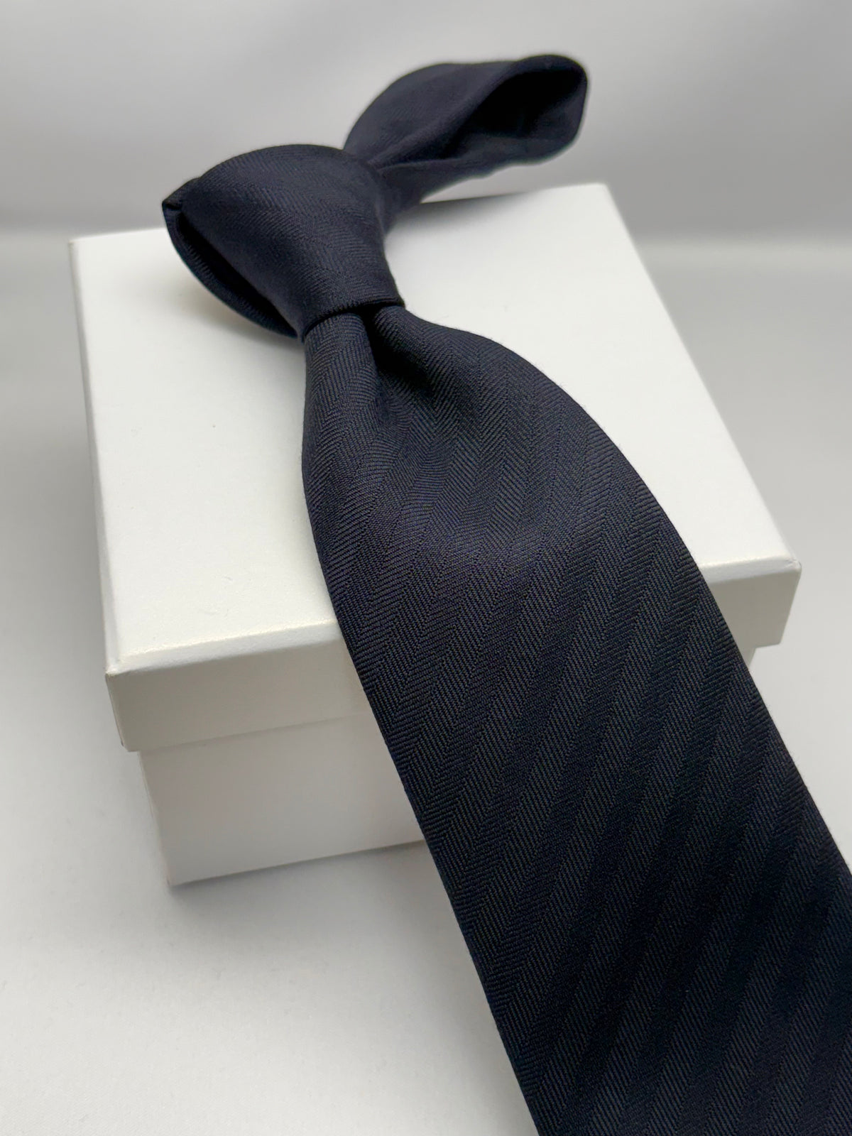 Franco Spada ( フランコスパダ )  Solid Wool ( ヘリンボーン無地 )コンビネーションネクタイ Vitale Barberis Canonico ( ビダル バルべリス カノニコ )：大剣ミッドナイトネイビー×小剣千鳥ブラウン