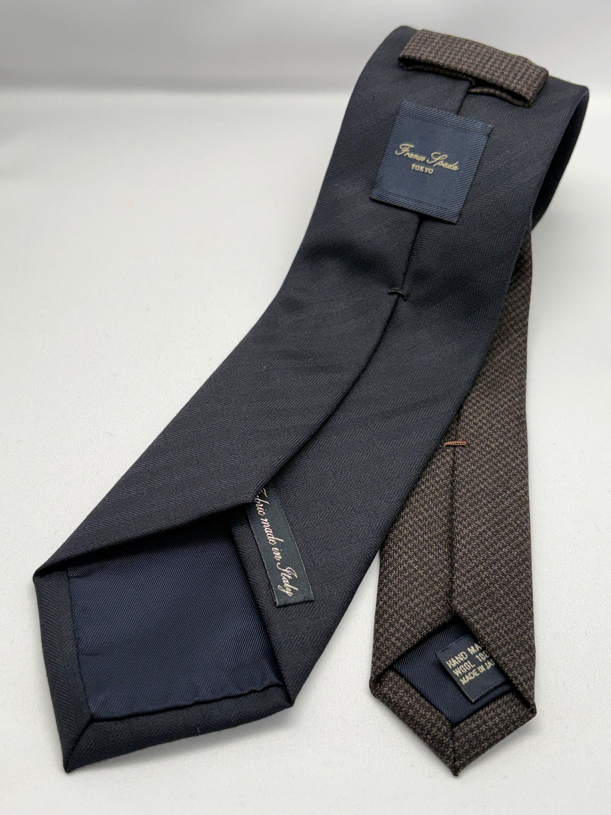 Franco Spada ( フランコスパダ )  Solid Wool ( ヘリンボーン無地 )コンビネーションネクタイ Vitale Barberis Canonico ( ビダル バルべリス カノニコ )：大剣ミッドナイトネイビー×小剣千鳥ブラウン