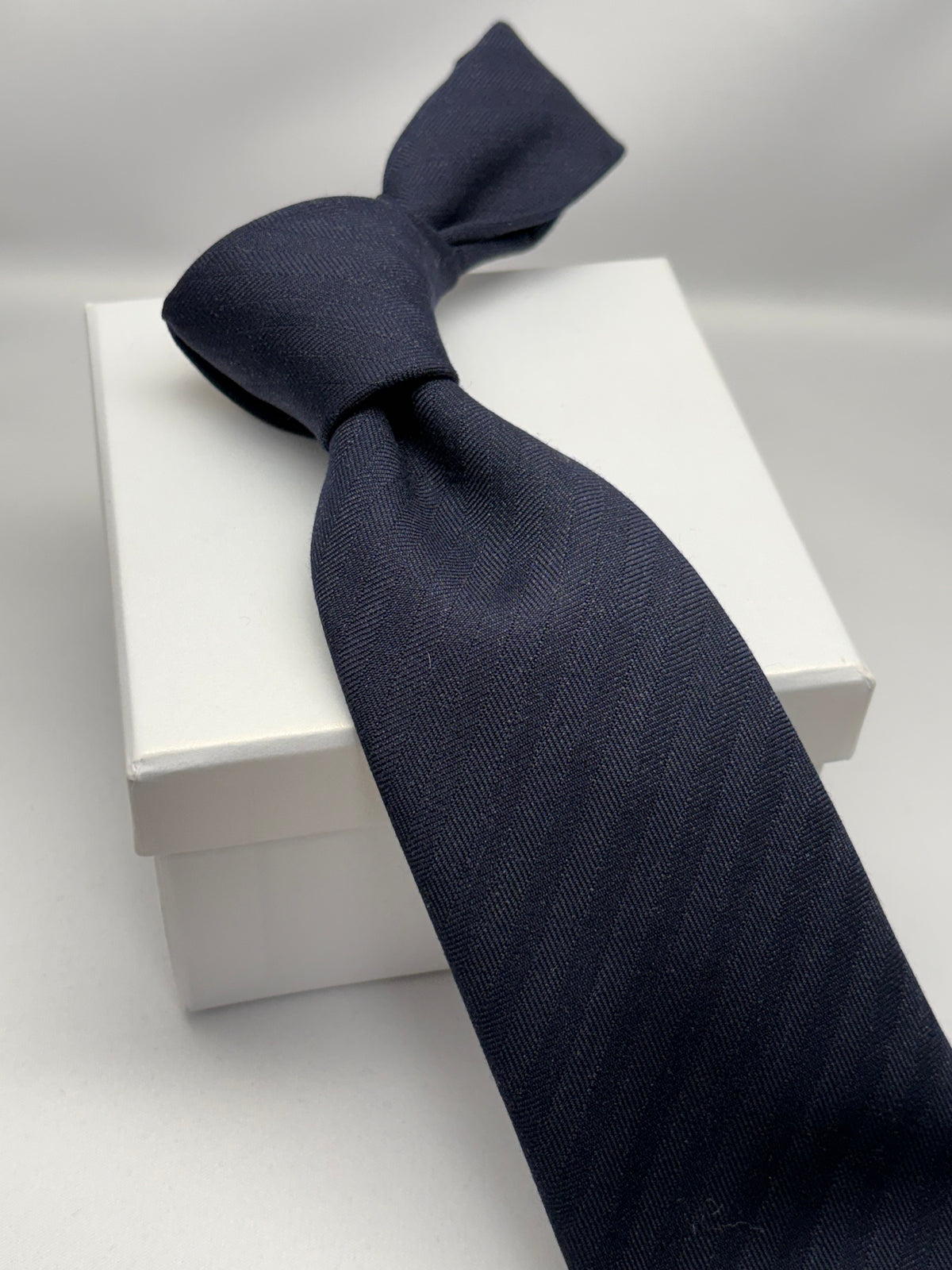 Franco Spada ( フランコスパダ )  Solid Wool ( ヘリンボーン無地 )コンビネーションネクタイ Vitale Barberis Canonico ( ビダル バルべリス カノニコ )：大剣ネイビー×小剣ネイビーストライプ