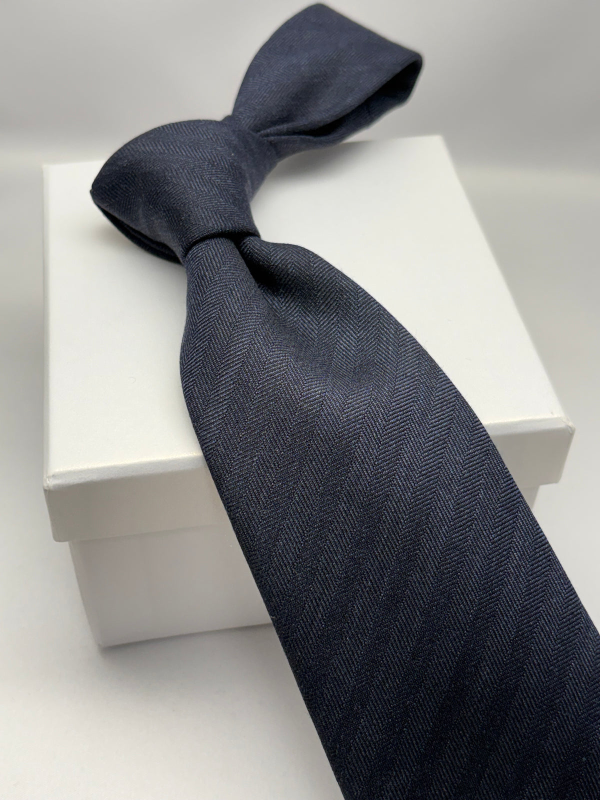Franco Spada ( フランコスパダ )  Solid Wool ( ヘリンボーン無地 )コンビネーションネクタイ Vitale Barberis Canonico ( ビダル バルべリス カノニコ )：大剣ネイビー×小剣ネイビーチェック