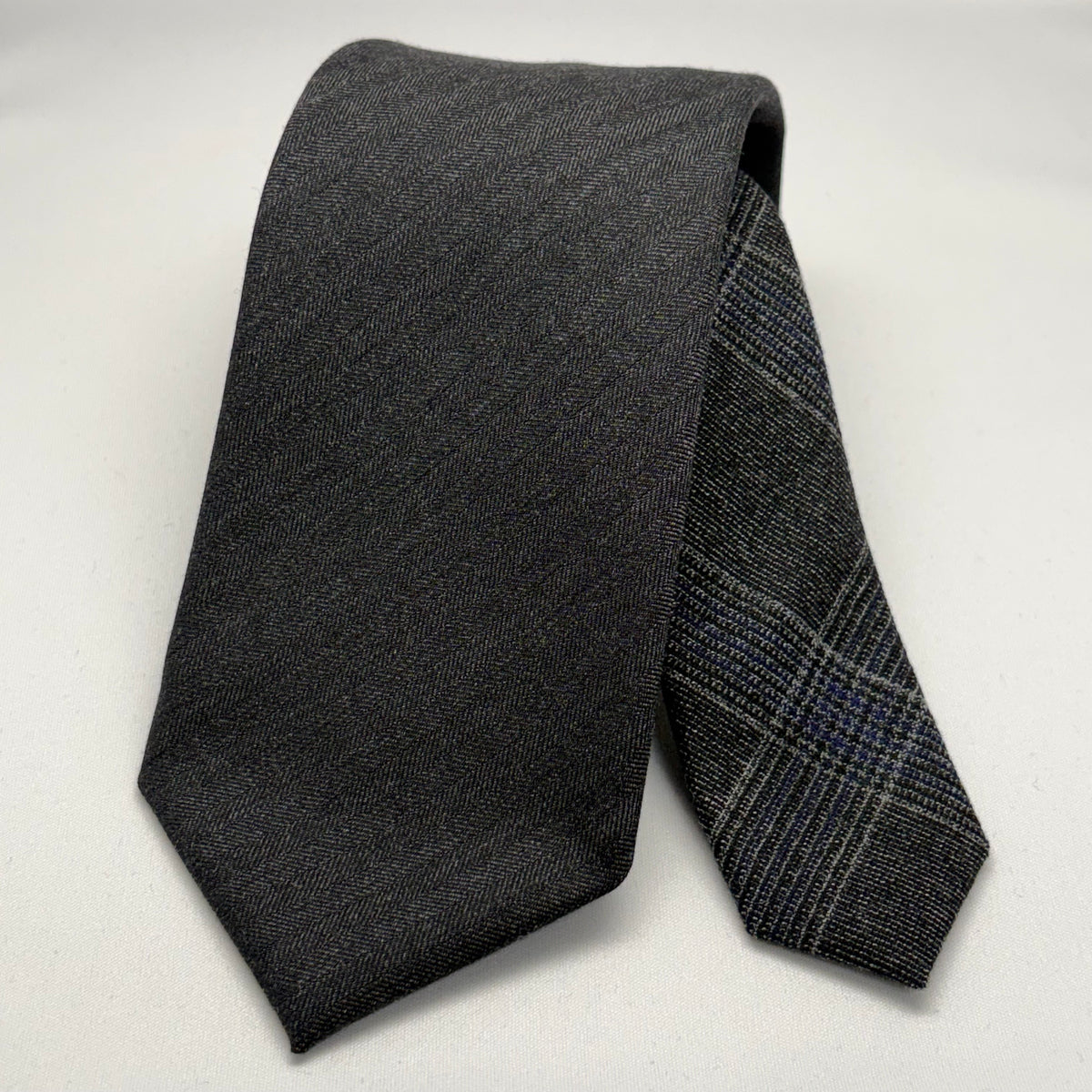 Franco Spada ( フランコスパダ )  Solid Wool ( ヘリンボーン無地 )コンビネーションネクタイ Vitale Barberis Canonico ( ビダル バルべリス カノニコ )：大剣チャコール×小剣チェックダークグレー