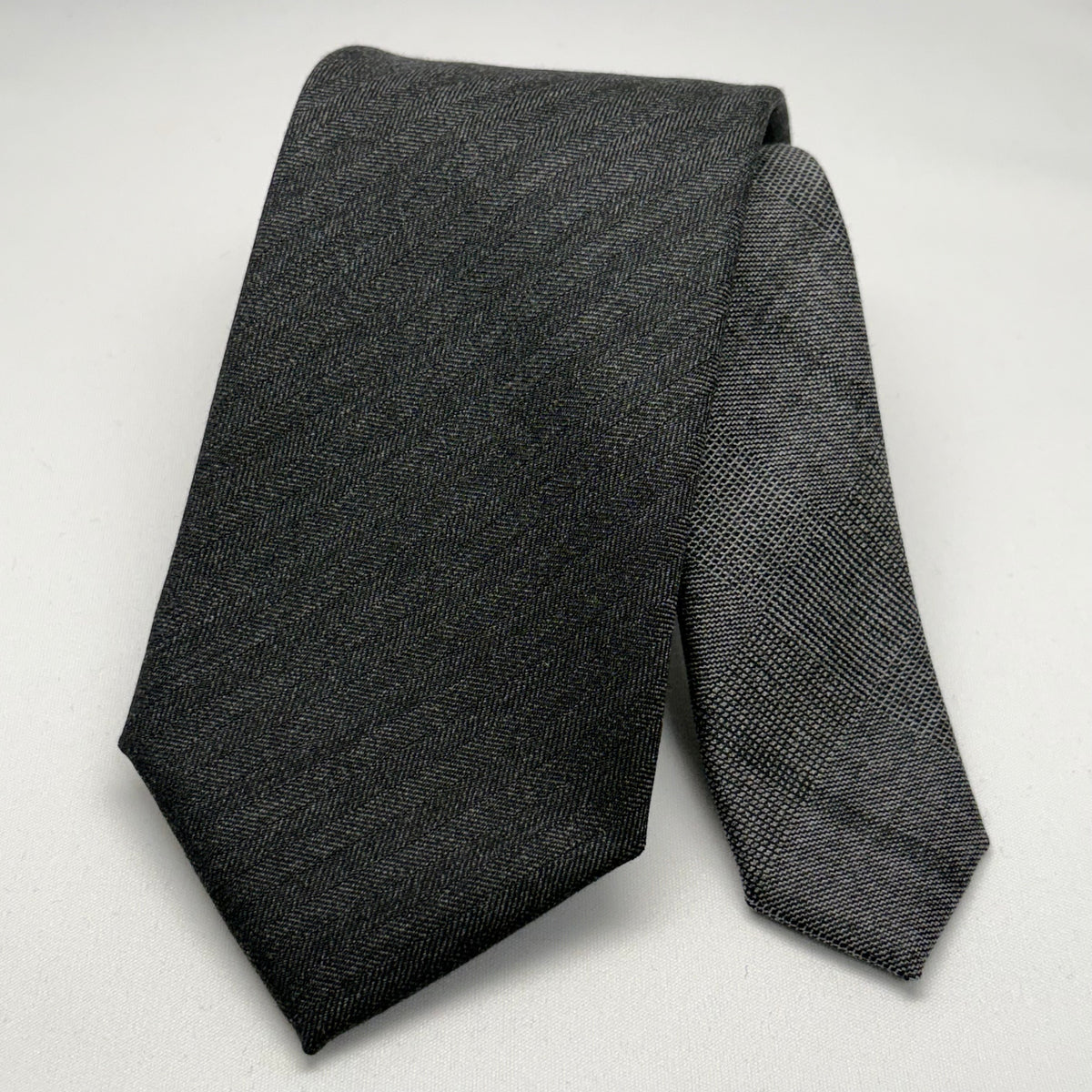 Franco Spada ( フランコスパダ )  Solid Wool ( ヘリンボーン無地 )コンビネーションネクタイ Vitale Barberis Canonico ( ビダル バルべリス カノニコ )：大剣チャコール×小剣シャドーチェックLグレー