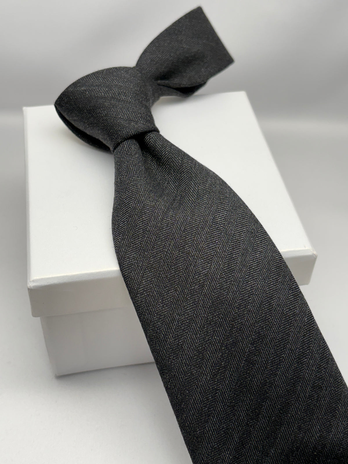 Franco Spada ( フランコスパダ )  Solid Wool ( ヘリンボーン無地 )コンビネーションネクタイ Vitale Barberis Canonico ( ビダル バルべリス カノニコ )：大剣チャコール×小剣チェックダークグレー