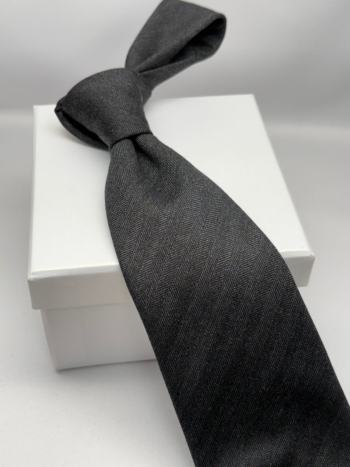 Franco Spada ( フランコスパダ )  Solid Wool ( ヘリンボーン無地 )コンビネーションネクタイ Vitale Barberis Canonico ( ビダル バルべリス カノニコ )：大剣チャコール×小剣シャドーチェックLグレー