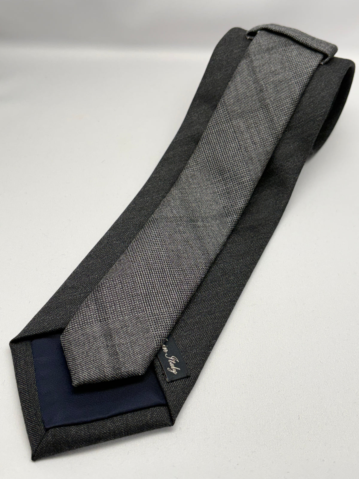 Franco Spada ( フランコスパダ )  Solid Wool ( ヘリンボーン無地 )コンビネーションネクタイ Vitale Barberis Canonico ( ビダル バルべリス カノニコ )：大剣チャコール×小剣シャドーチェックLグレー