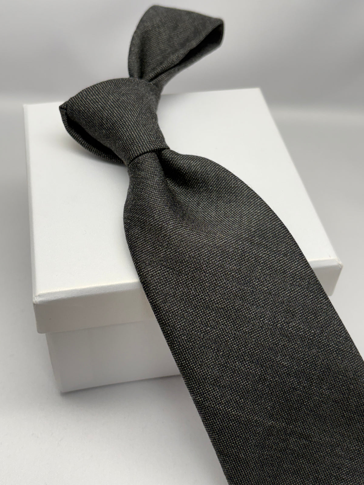 Franco Spada ( フランコスパダ )  Solid Wool ( MグレーTop無地 )コンビネーションネクタイ Vitale Barberis Canonico ( ビダル バルべリス カノニコ )：大剣Mグレー×小剣シャドーチェックダークグレー
