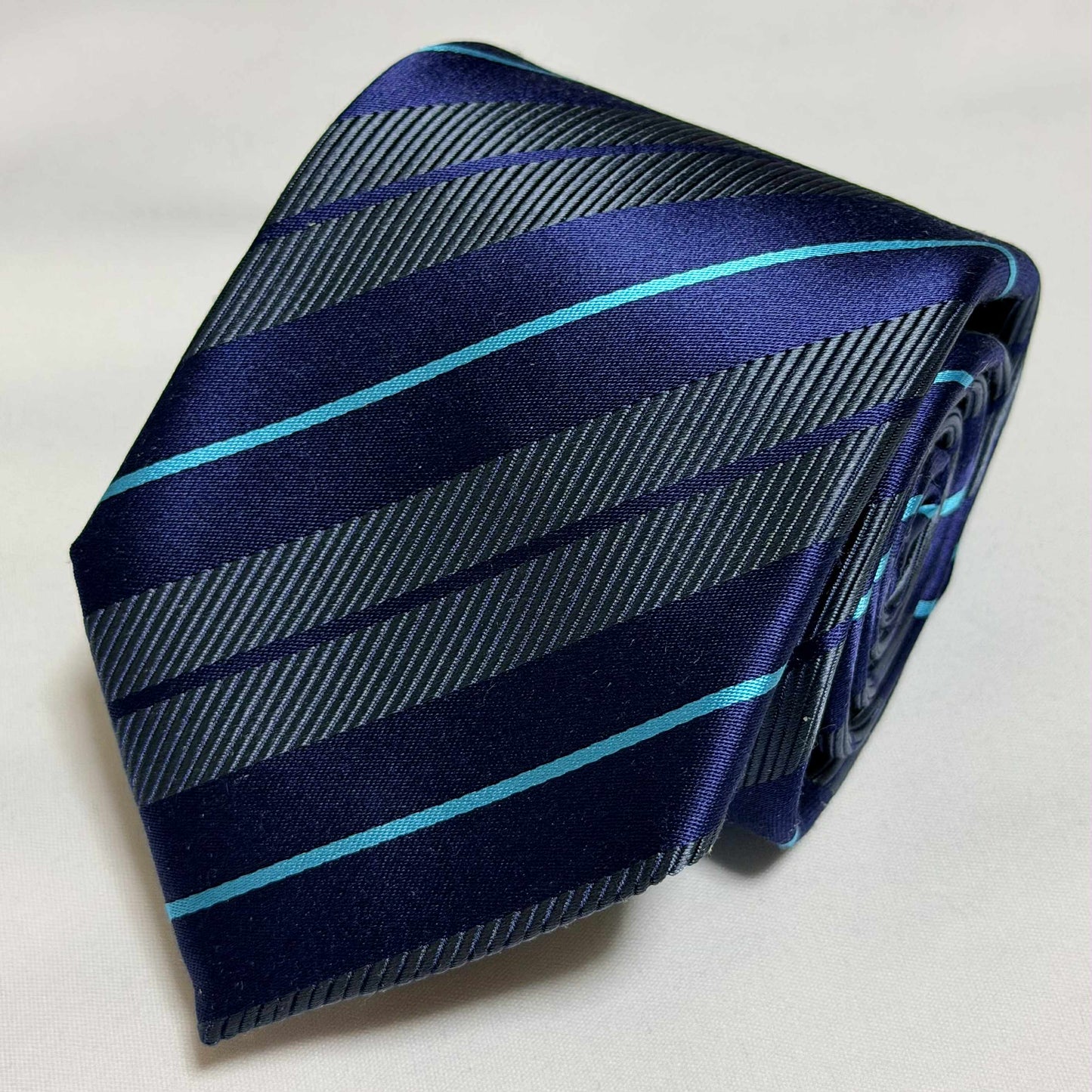 Franco Spada ( フランコスパダ )🆕コンテンポラリーブリティッシュオルタネートサテンストライプネクタイ：グレー×ネイビー×ターコイズ