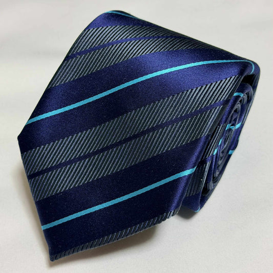 Franco Spada ( フランコスパダ )🆕コンテンポラリーブリティッシュオルタネートサテンストライプネクタイ：グレー×ネイビー×ターコイズ