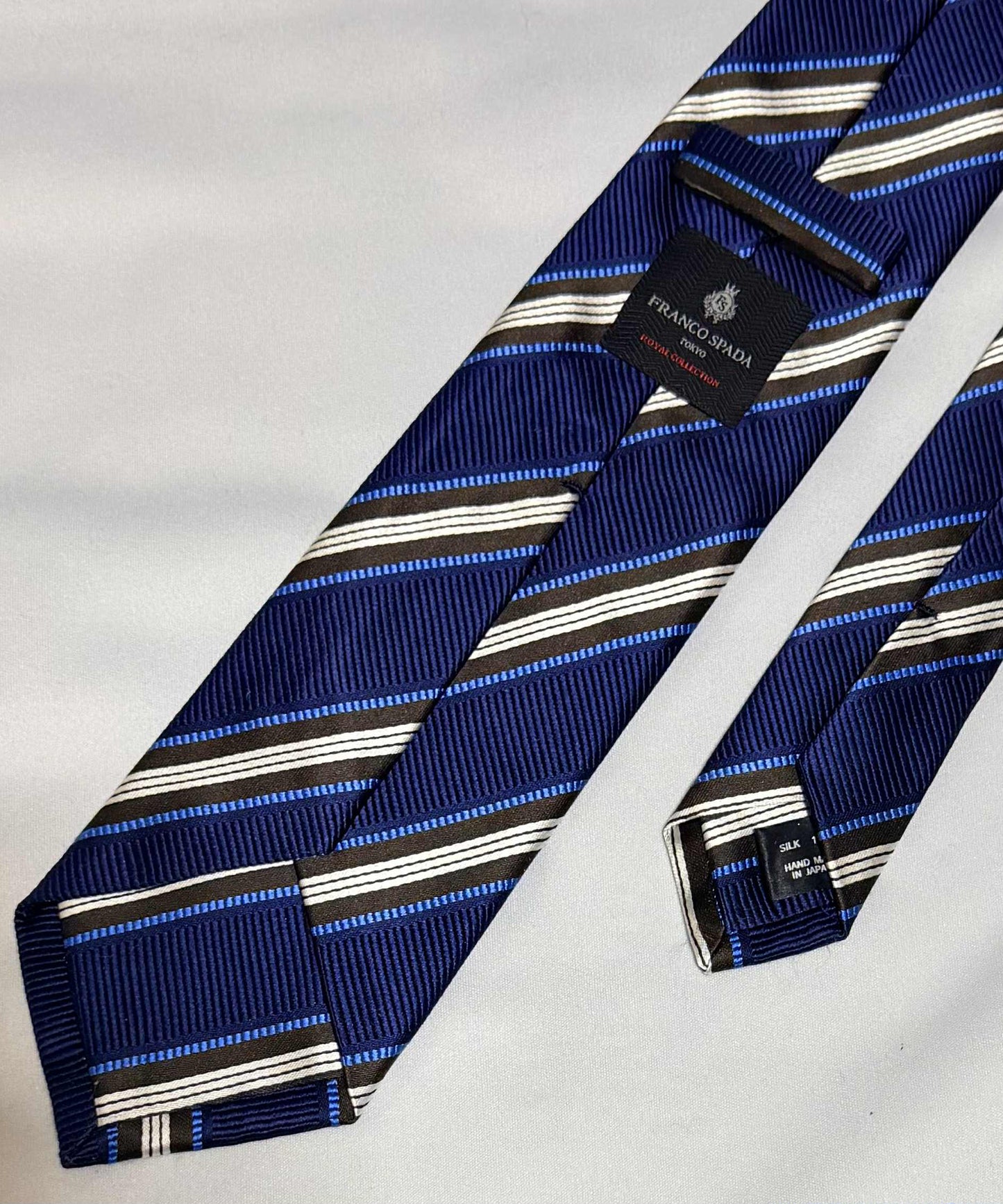 Franco Spada ( フランコスパダ )🆕コンテンポラリーブリティッシュレジメンタルストライプネクタイ：ネイビー×ブラウン×サックス