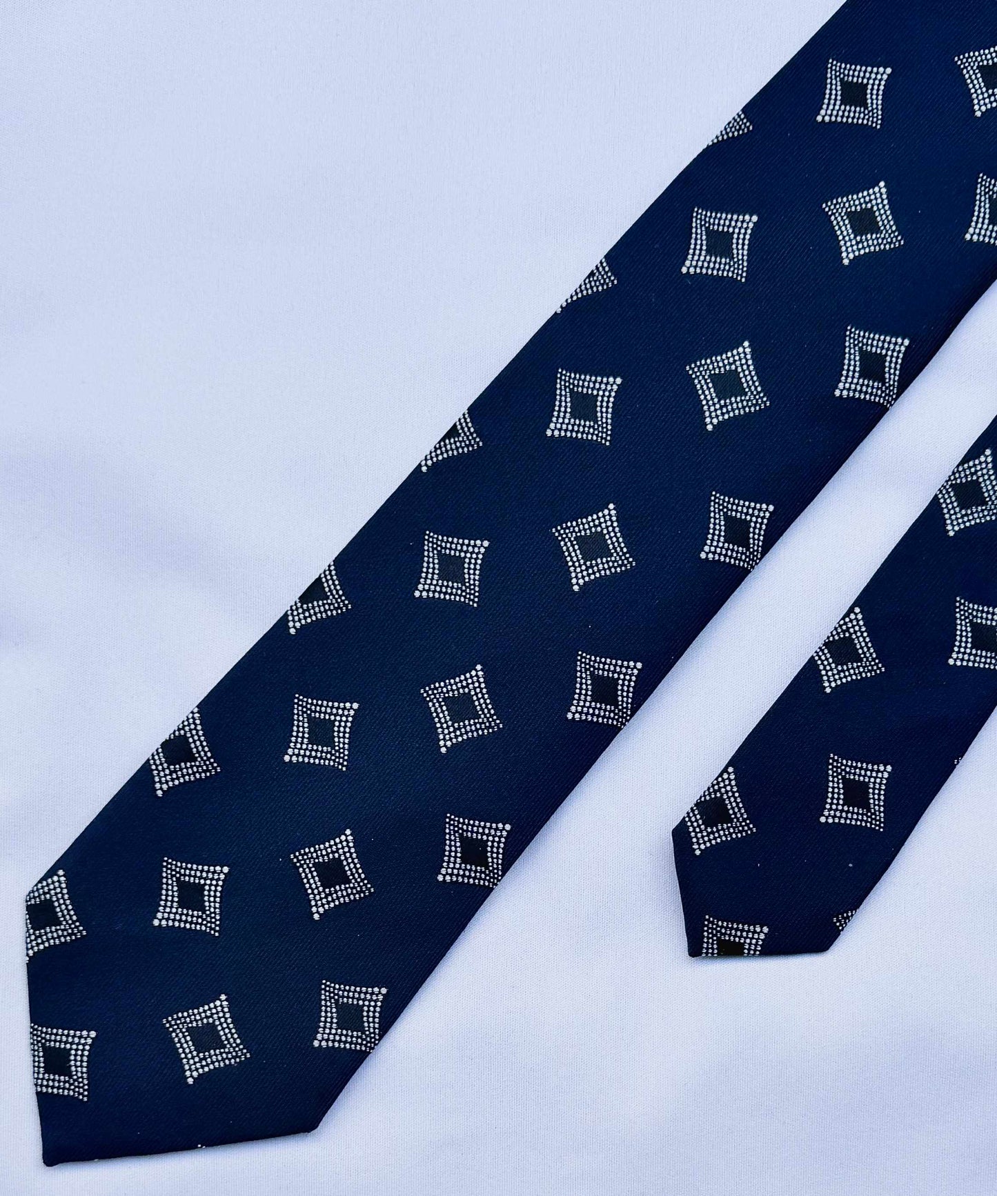 Franco Spada ( フランコスパダ )🆕コンテンポラリーブリティッシュジオメトリックJQネクタイ①：ネイビー