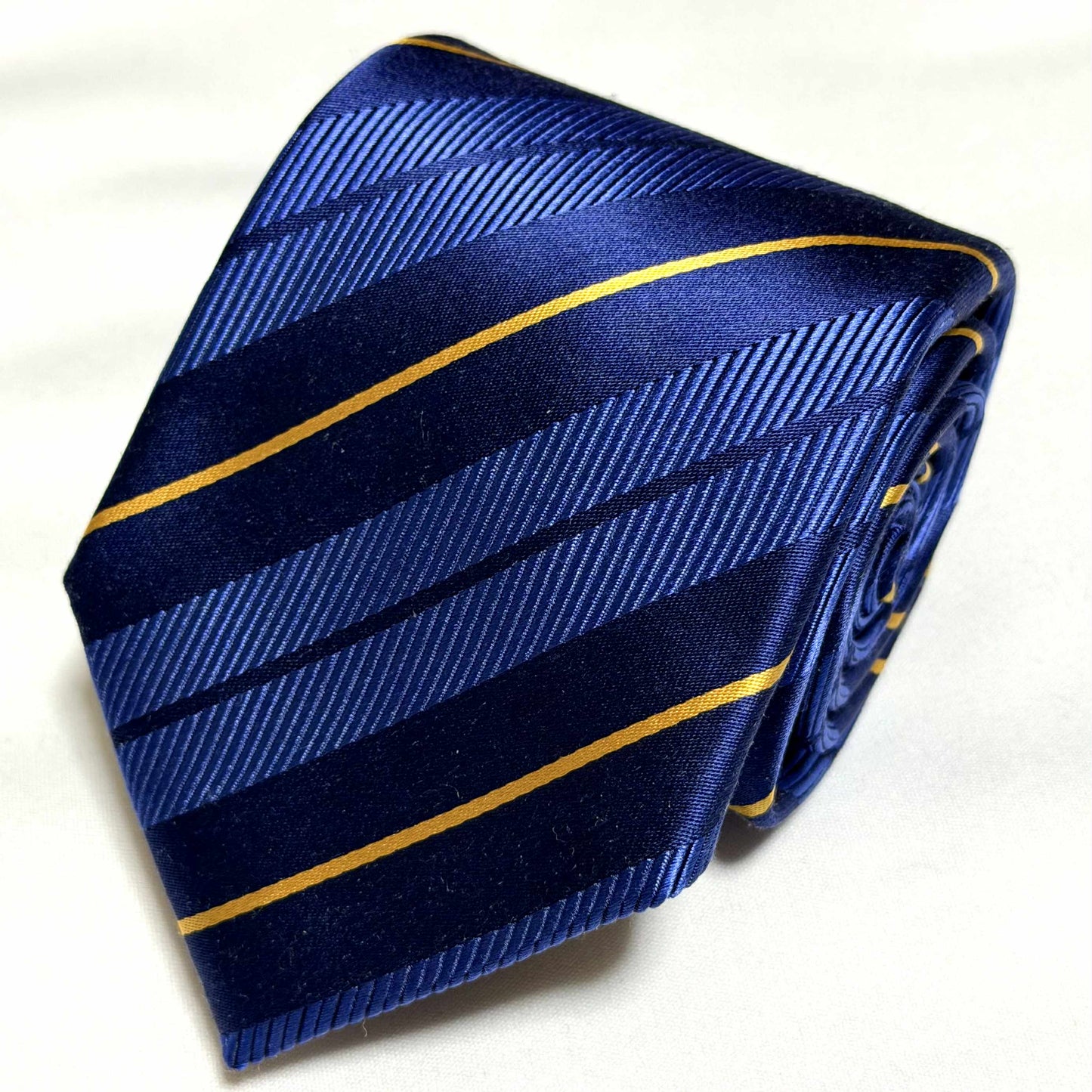 Franco Spada ( フランコスパダ )🆕コンテンポラリーブリティッシュオルタネートサテンストライプネクタイ：ブルー×ネイビー×イエロー
