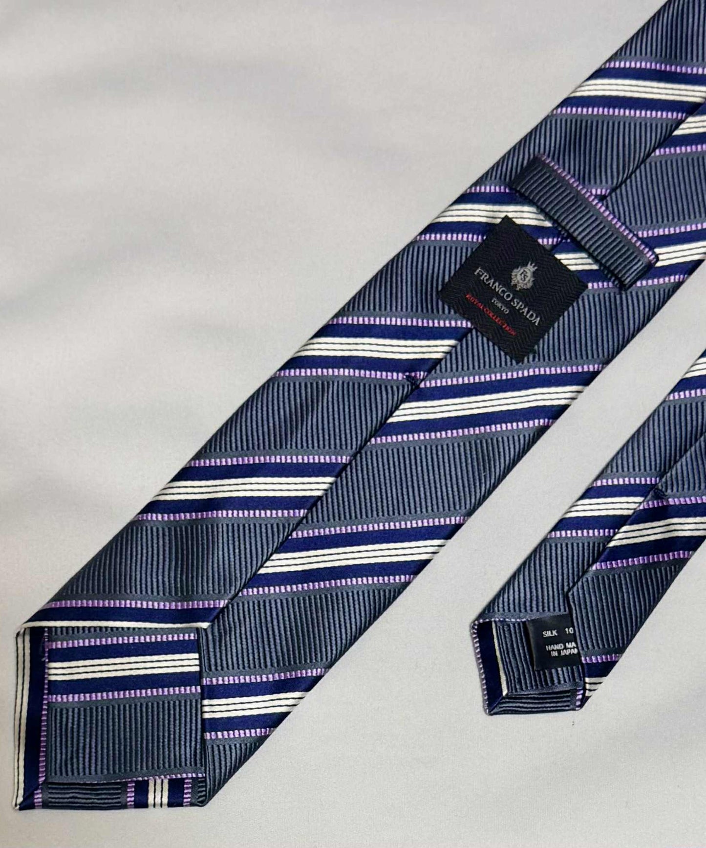 Franco Spada ( フランコスパダ )🆕コンテンポラリーブリティッシュレジメンタルストライプネクタイ：グレー×ネイビー×ラベンダー