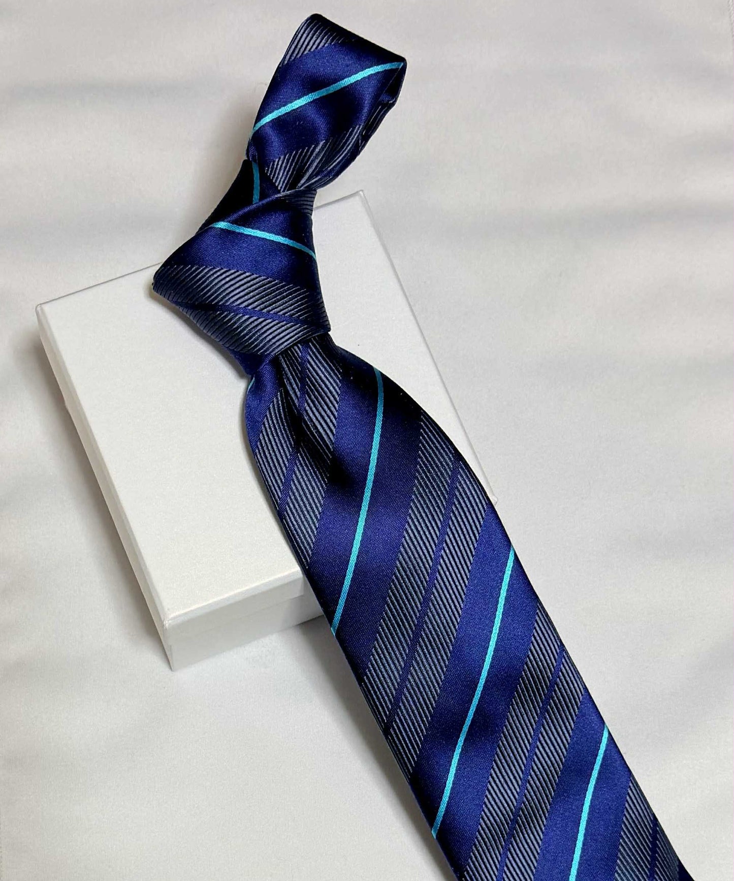Franco Spada ( フランコスパダ )🆕コンテンポラリーブリティッシュオルタネートサテンストライプネクタイ：グレー×ネイビー×ターコイズ