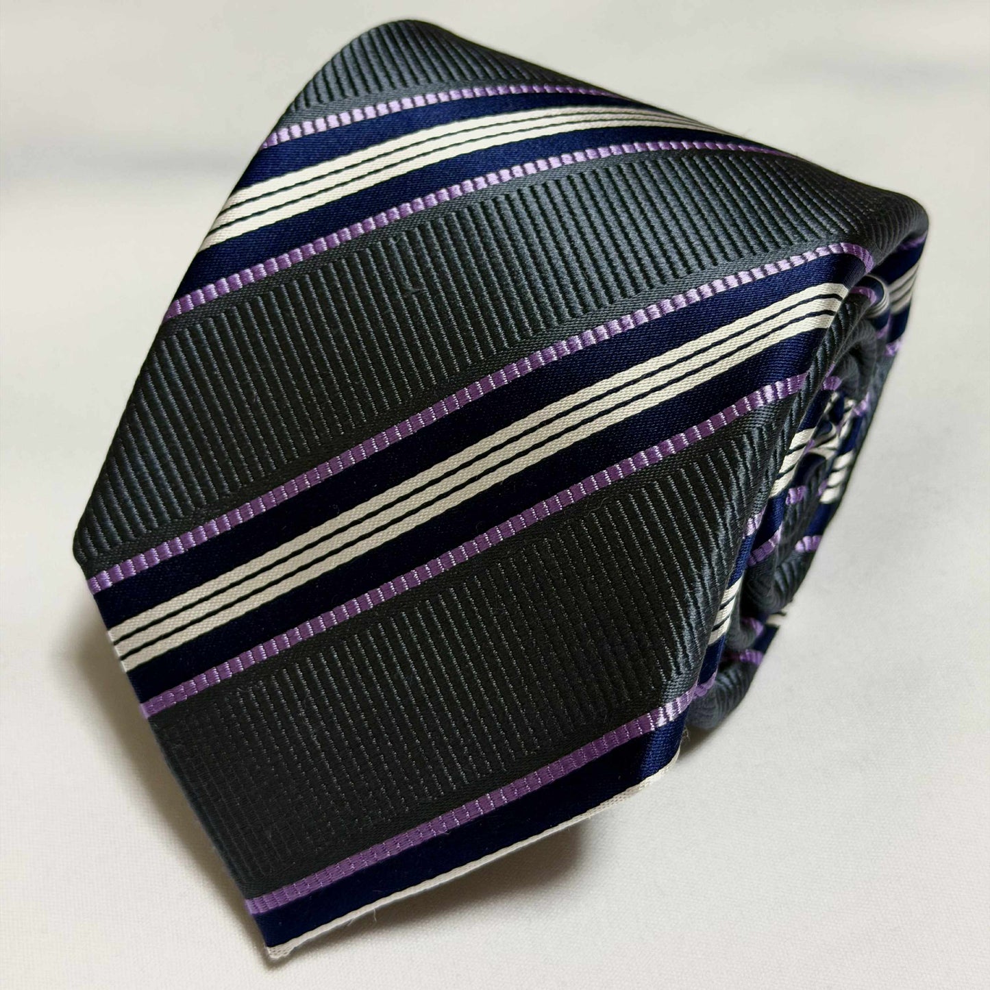 Franco Spada ( フランコスパダ )🆕コンテンポラリーブリティッシュレジメンタルストライプネクタイ：グレー×ネイビー×ラベンダー