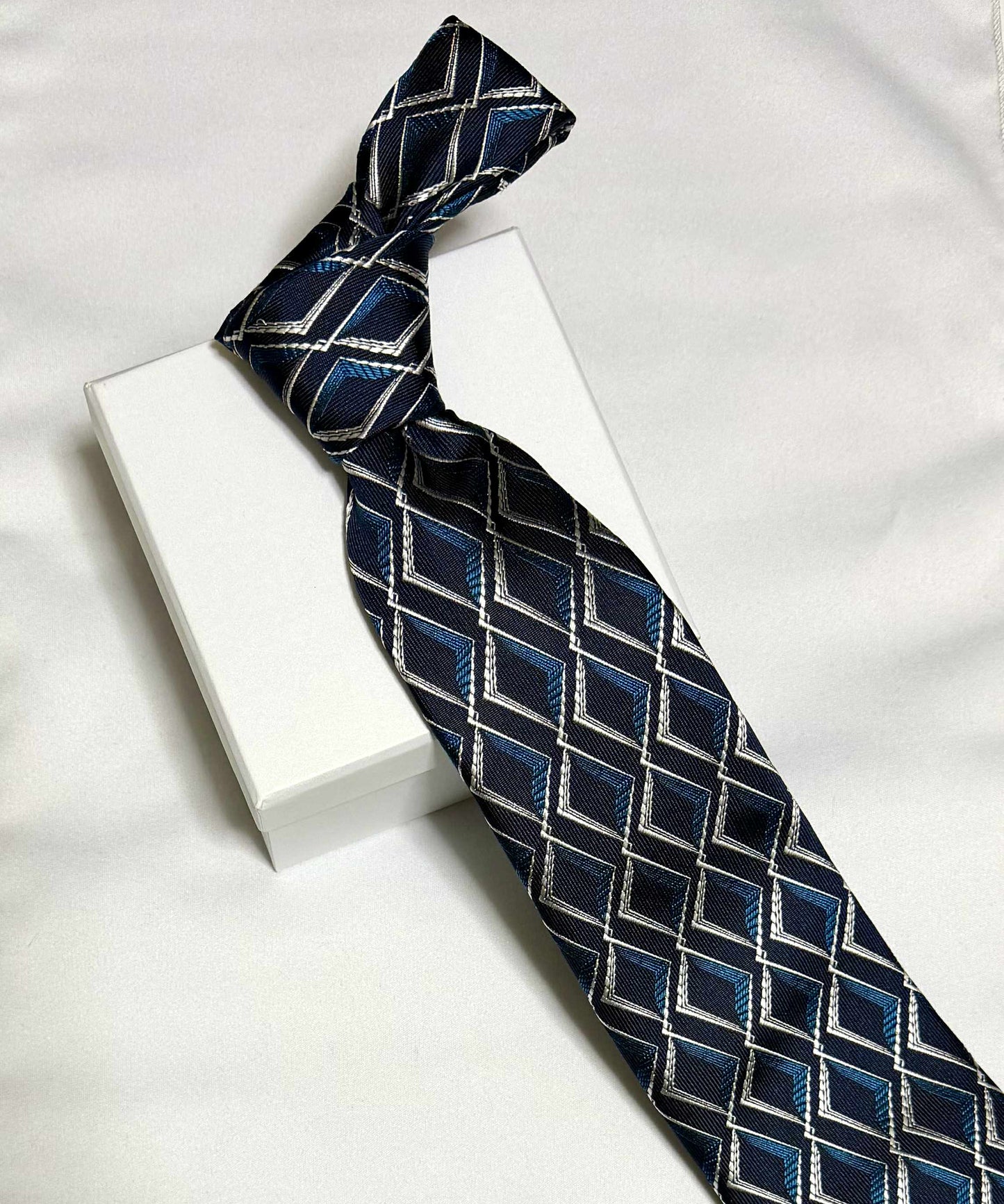 Franco Spada ( フランコスパダ )🆕コンテンポラリーブリティッシュダイヤモンドシェイプJQネクタイ：ネイビー×ブルー