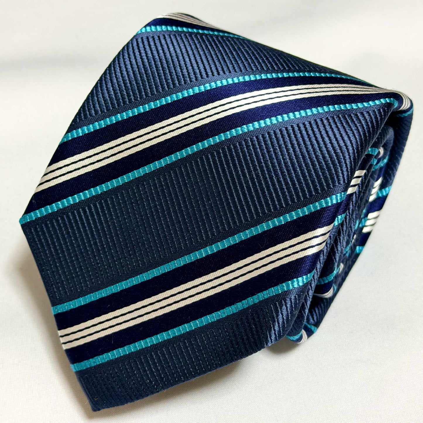 Franco Spada ( フランコスパダ )🆕コンテンポラリーブリティッシュレジメンタルストライプネクタイ：ブルーグレー×ネイビー×ターコイズ