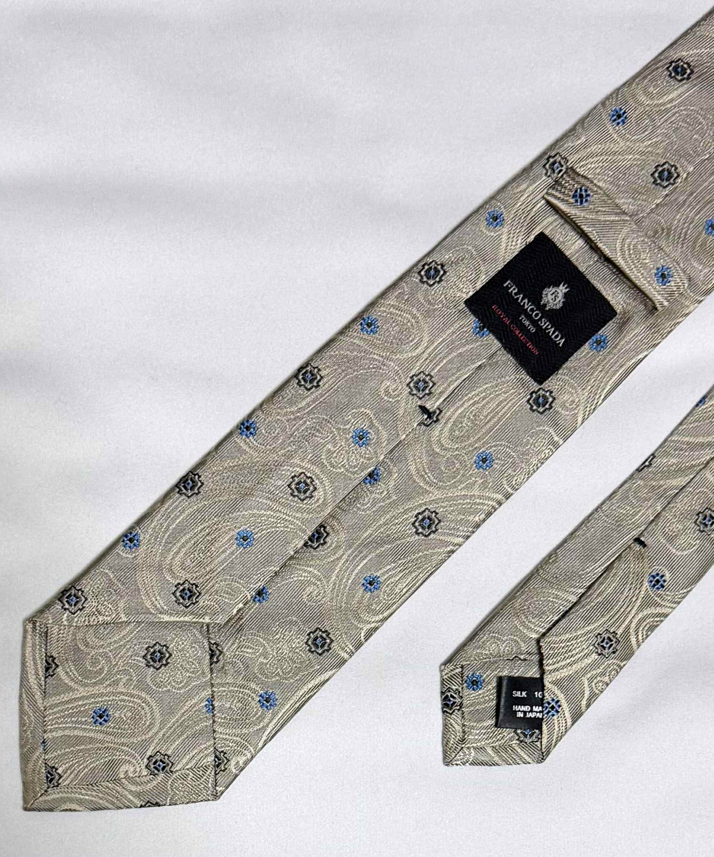 Franco Spada ( フランコスパダ )🆕コンテンポラリーブリティッシュメダリオンJQネクタイ：シャンパンベージュ×ブラック×ブルー