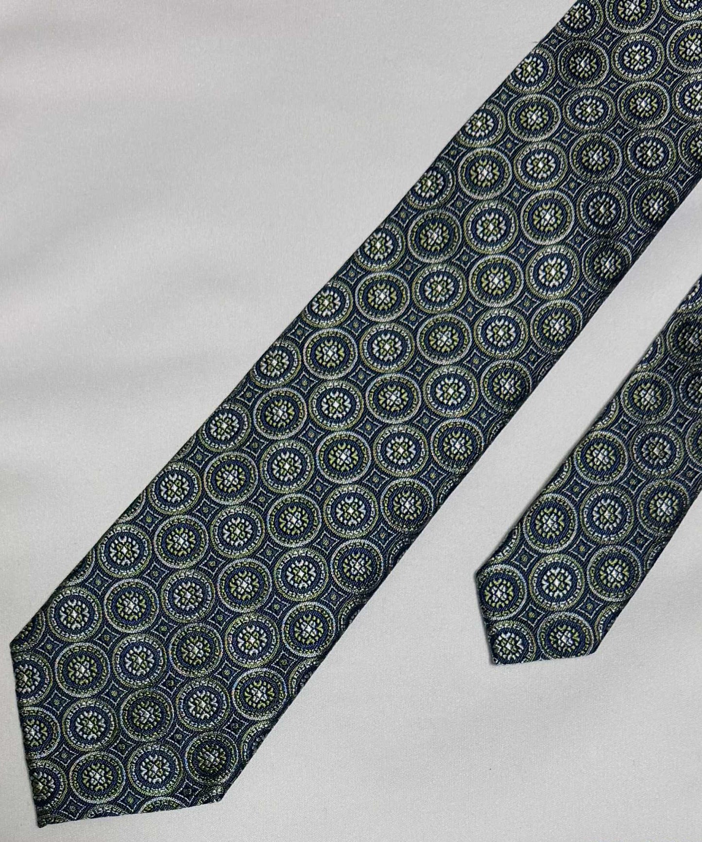 Franco Spada ( フランコスパダ )🆕コンテンポラリーブリティッシュメダリオンJQネクタイ②：ダークグリーン×カーキ