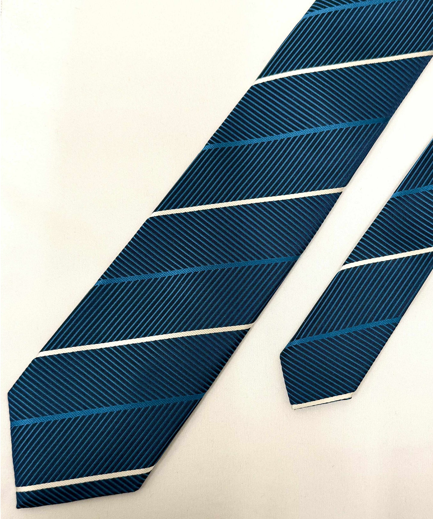 Franco Spada ( フランコスパダ )🆕コンテンポラリーブリティッシュチョークストライプネクタイ：ダークフォレストブルー×ペッパーホワイト