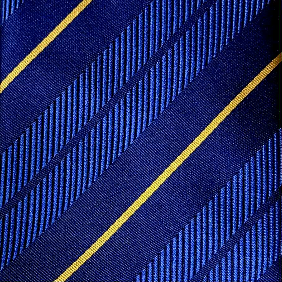 Franco Spada ( フランコスパダ )🆕コンテンポラリーブリティッシュオルタネートサテンストライプネクタイ：ブルー×ネイビー×イエロー