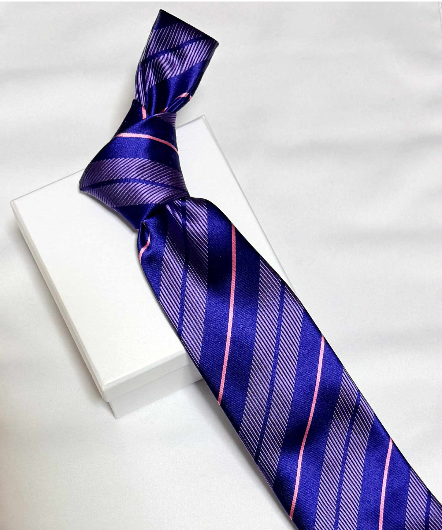 Franco Spada ( フランコスパダ )🆕コンテンポラリーブリティッシュオルタネートサテンストライプネクタイ：パープル×ネイビー×ピンク