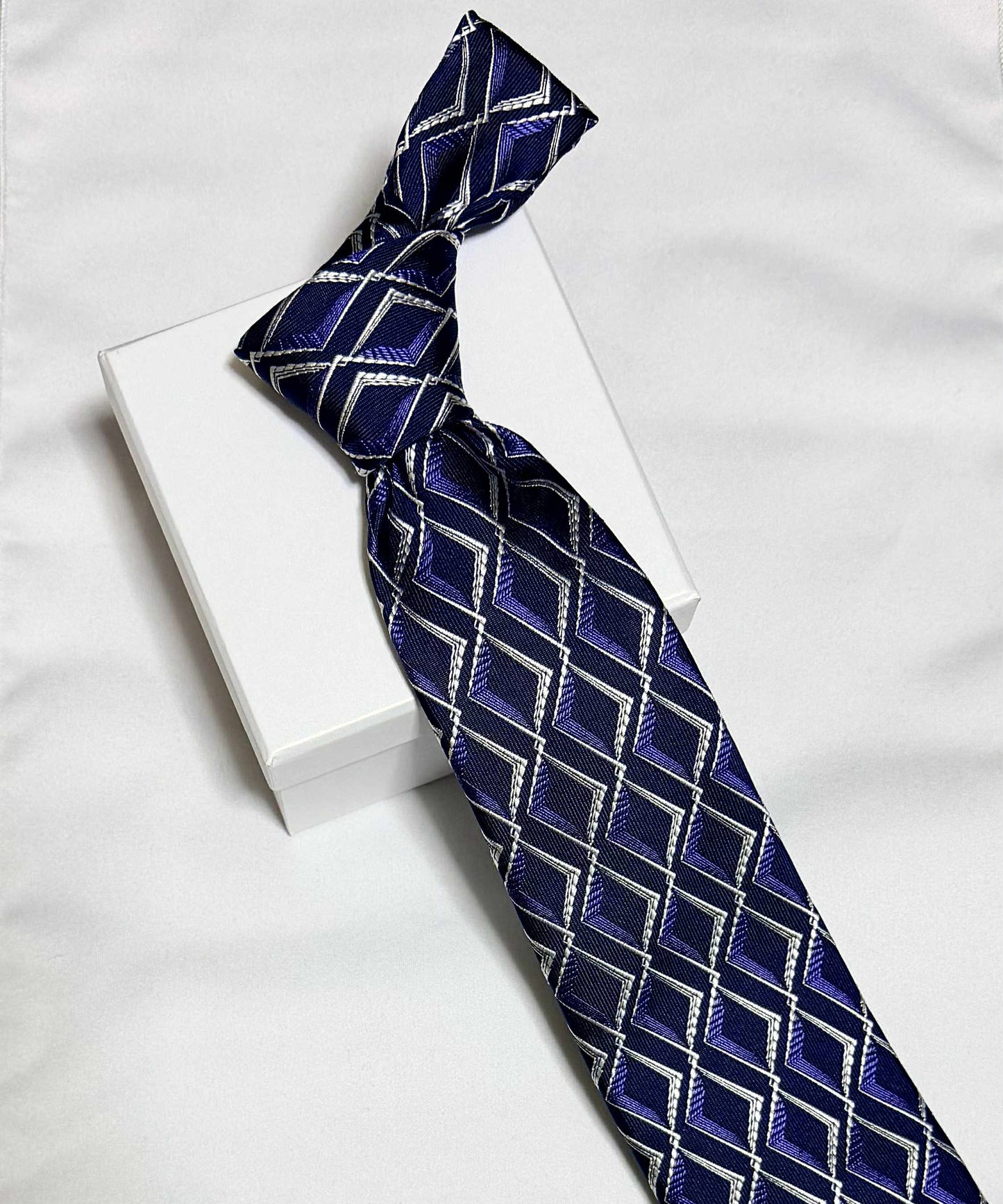 Franco Spada ( フランコスパダ )🆕コンテンポラリーブリティッシュダイヤモンドシェイプJQネクタイ：ネイビー×パープル