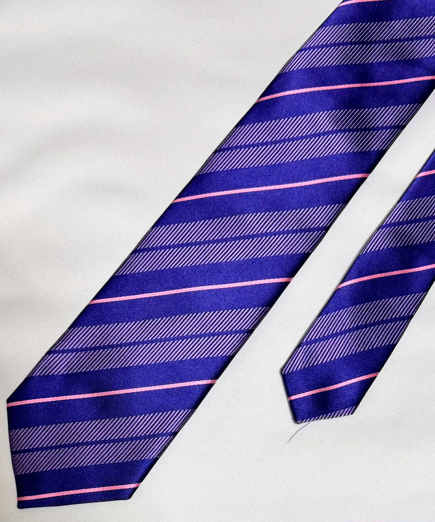 Franco Spada ( フランコスパダ )🆕コンテンポラリーブリティッシュオルタネートサテンストライプネクタイ：パープル×ネイビー×ピンク